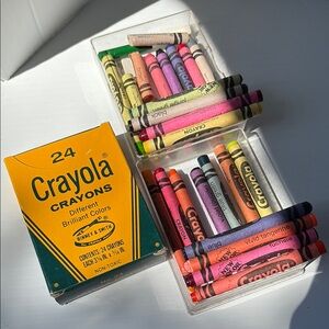 Crayola 24-Count NWT Assorted‎ Crayons Set plus extras. G4